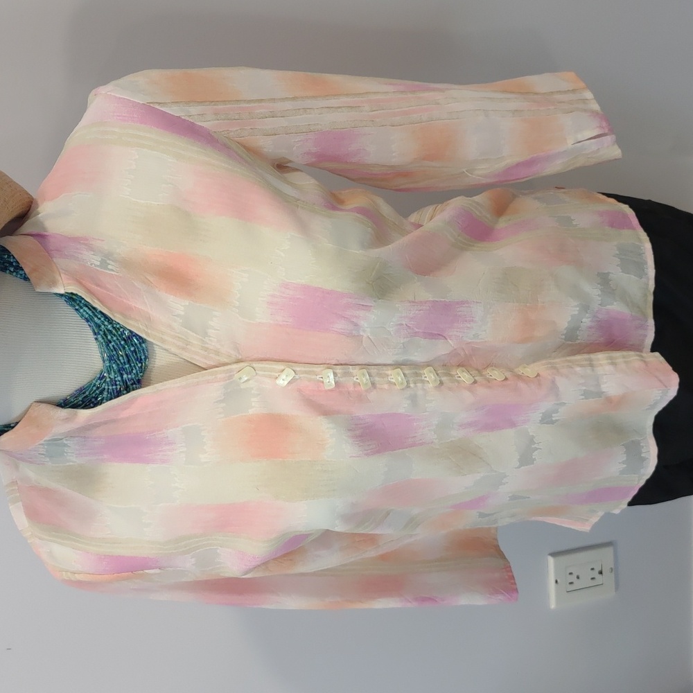 J.H. COLLECTIBLES CRINKLE FABRIC BUTTON UP BLOUSE